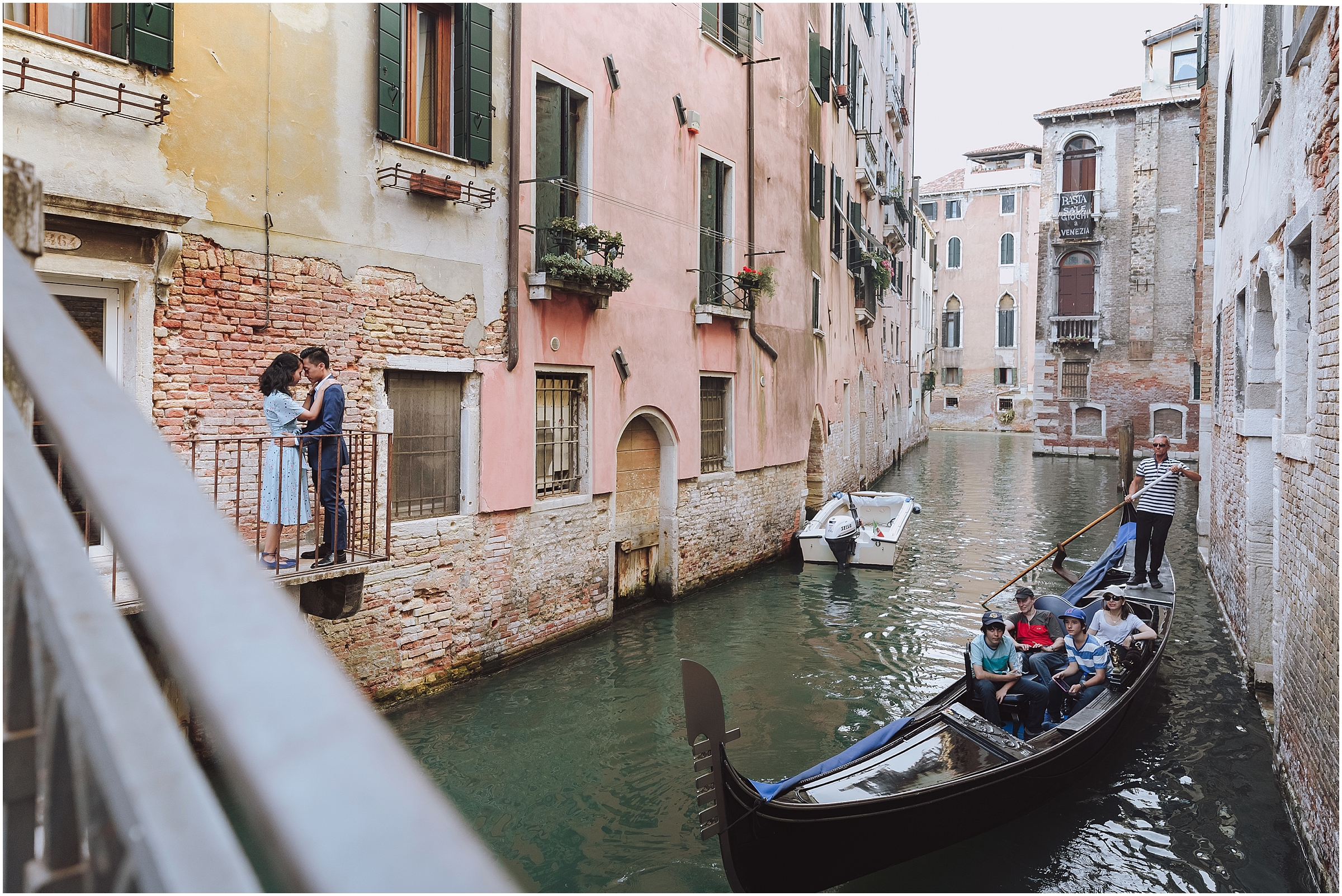 FotografoVenezia-HoneymoonInVenice-VenicePhotographer-PhotographerInVenice-ElopementInVenice-PhotographerelopementInVenice-01.jpg