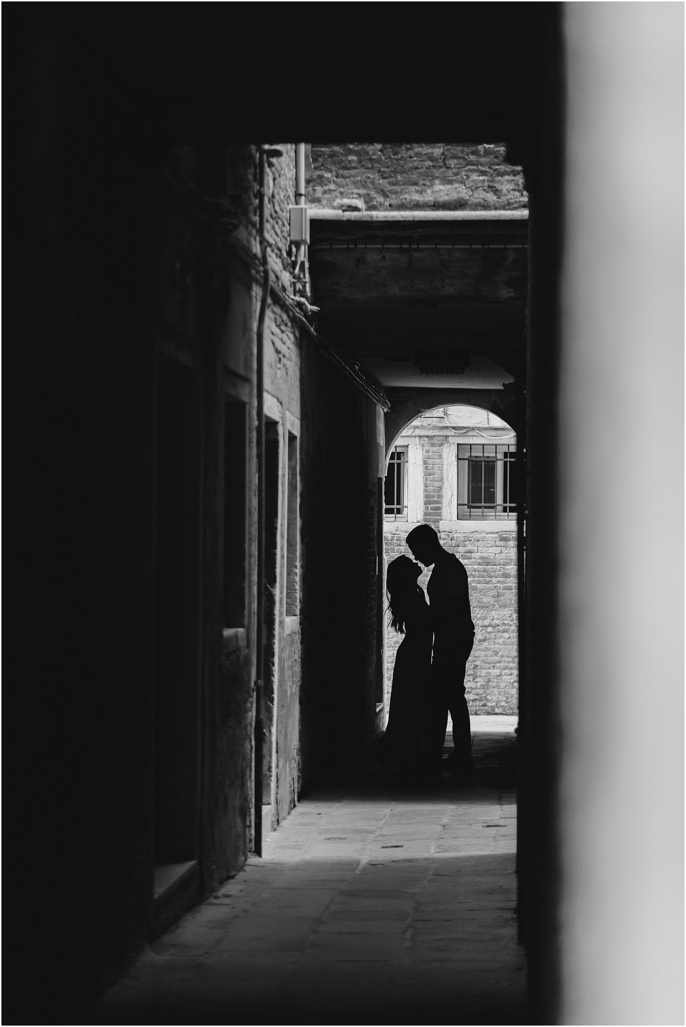 photographer-in-venice-elopement-shooting-Venice-couple_11.jpg