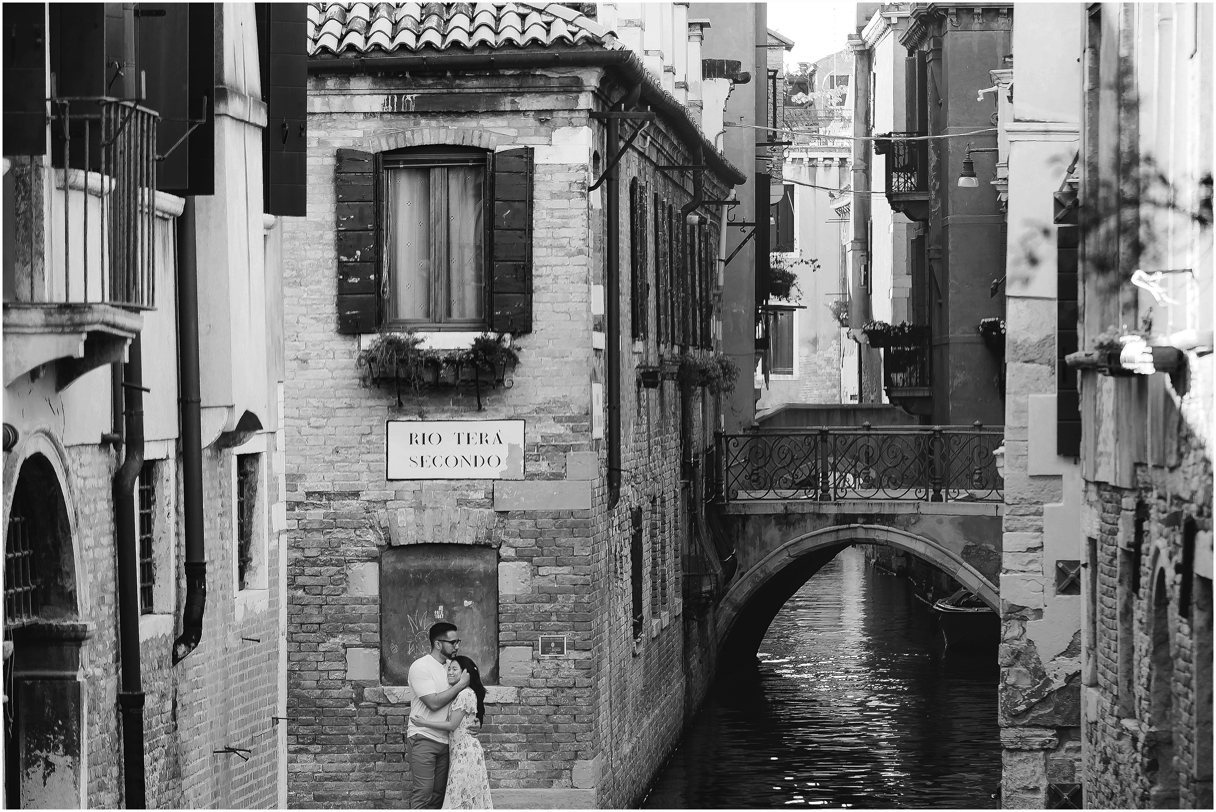 photographer-in-venice-elopement-shooting-Venice-couple_13.jpg
