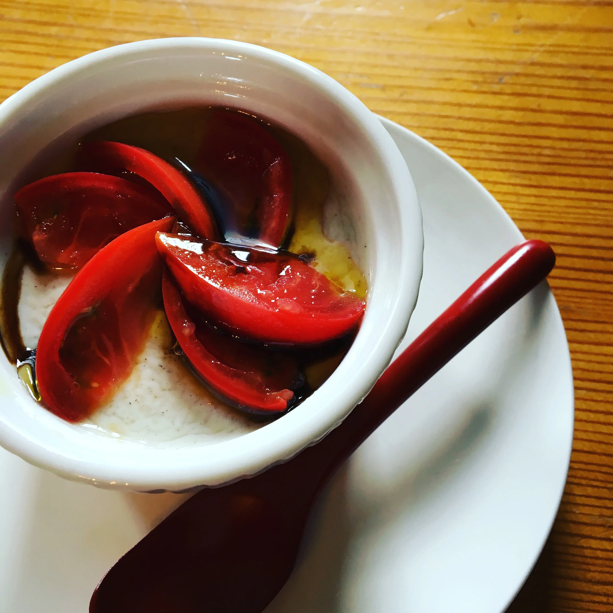 自分にご褒美・・・と出かけた岩出山・愉多工房さんでいただいたそばプリンのフルーツトマト添え、オルチョ仕立て。う、美味い～。