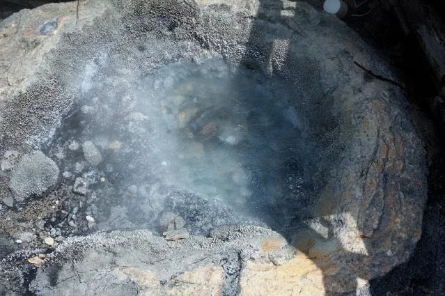 あちこちで湯が湧く鬼首・地獄谷