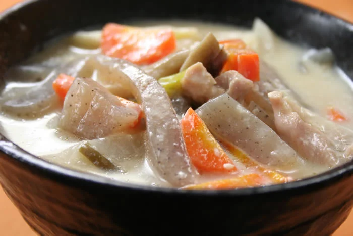 今月は豆おふかしと熱々の粕汁です。