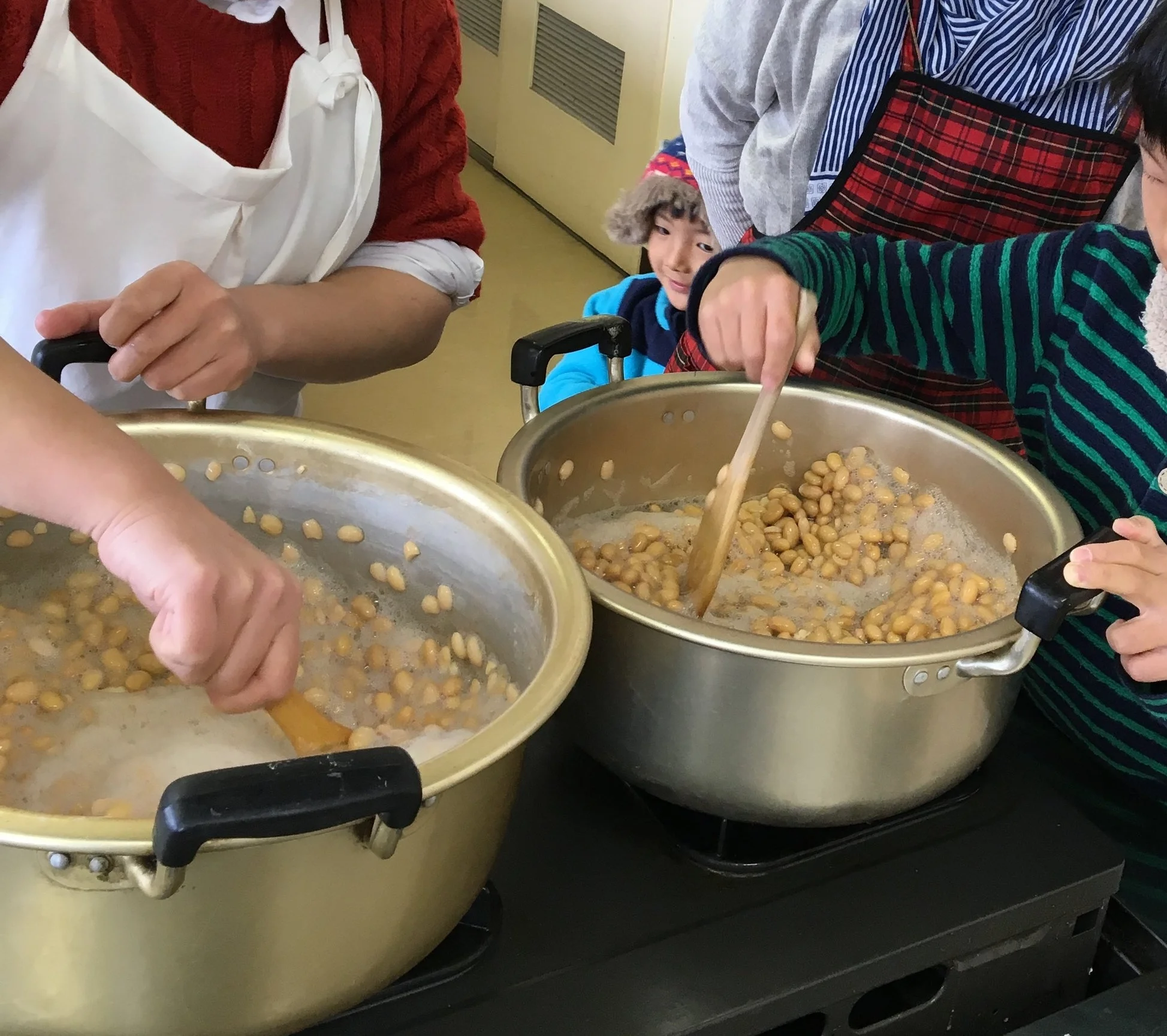 味噌作りはお子様も楽しめますよ、ぜひご一緒にどうぞ！