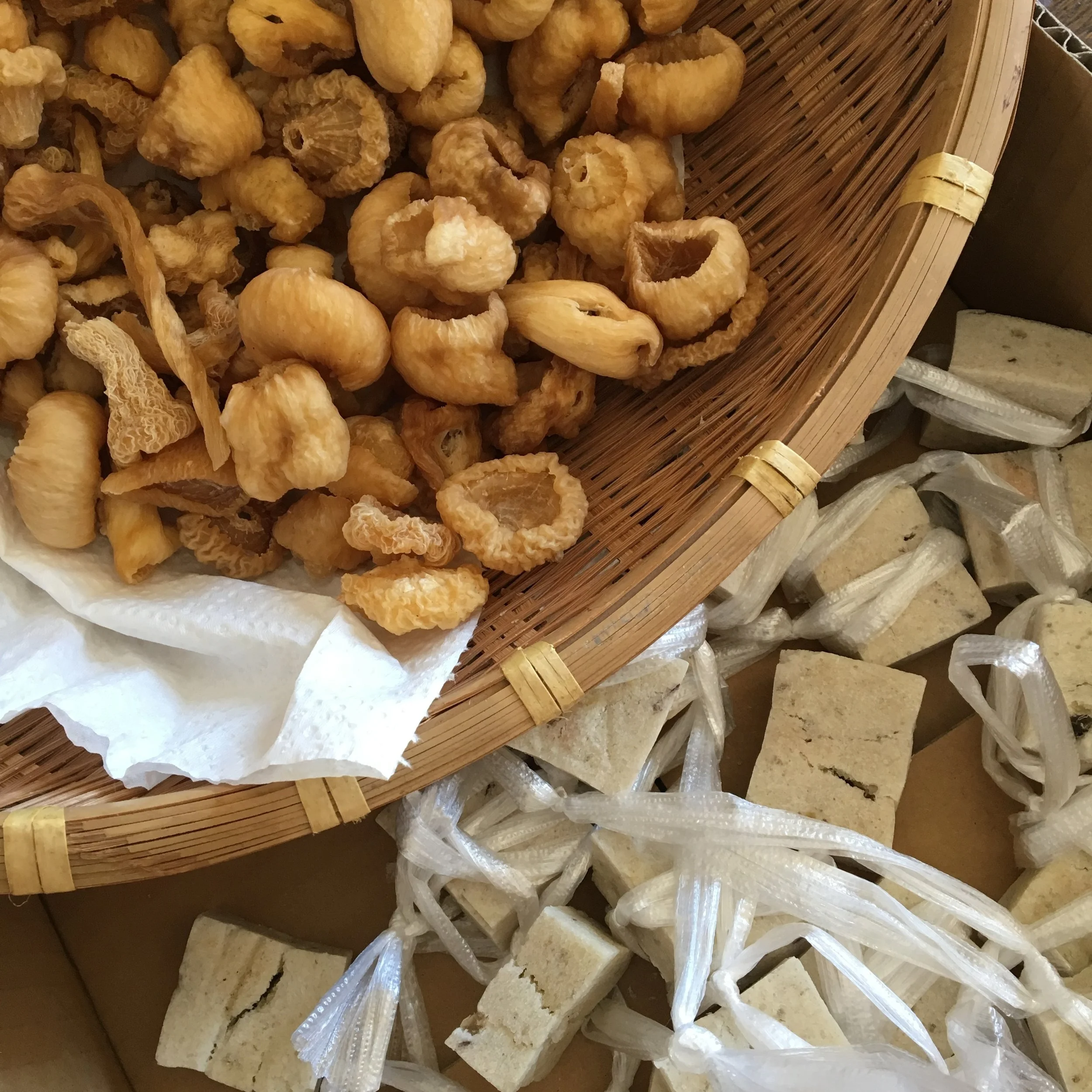 出来上がった凍み大根と凍み餅。