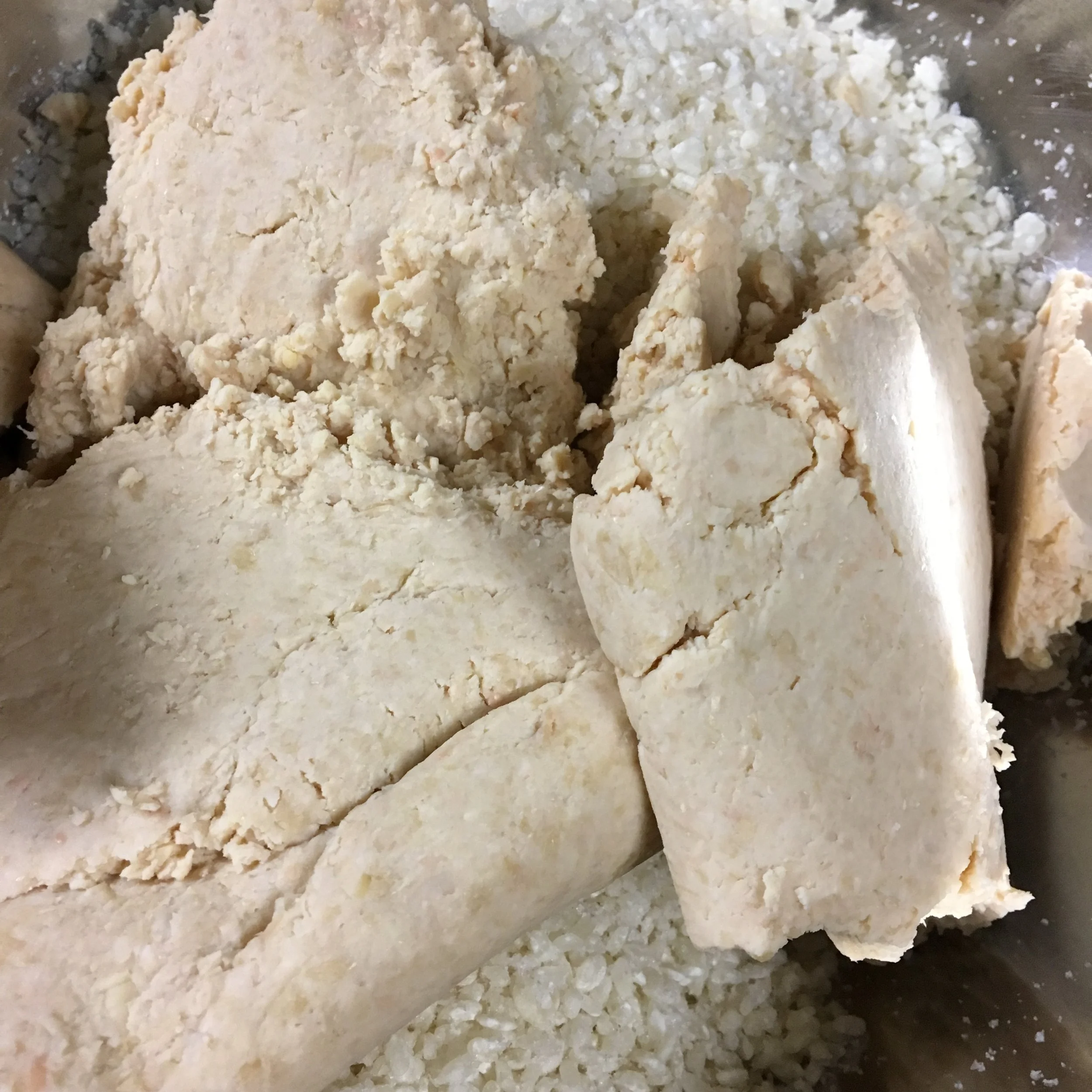 塩と合わせた麹に茹でてすりつぶした大づを入れて。