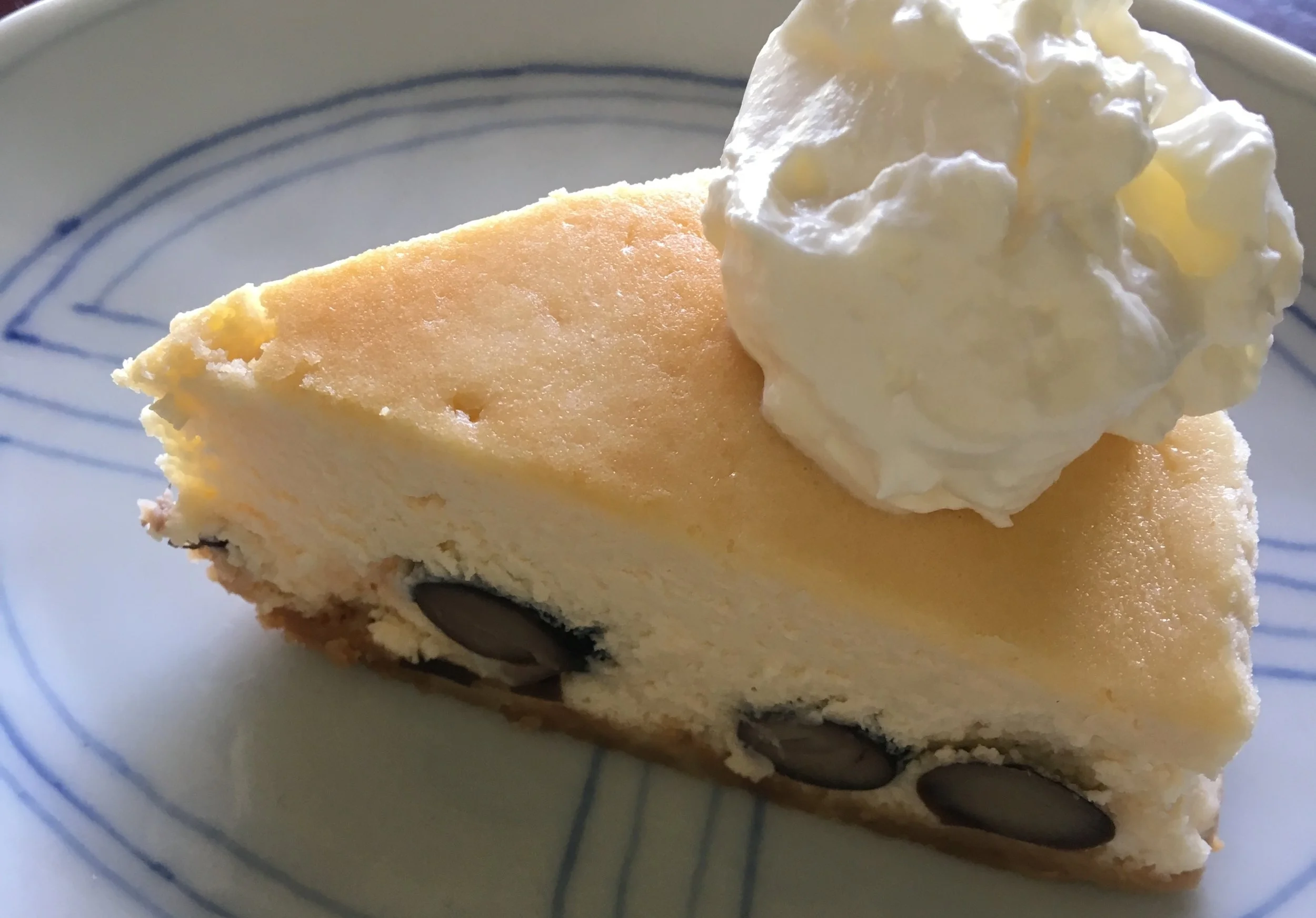 カフェのおやつメニューのひとつ、黒豆のチーズケーキ。