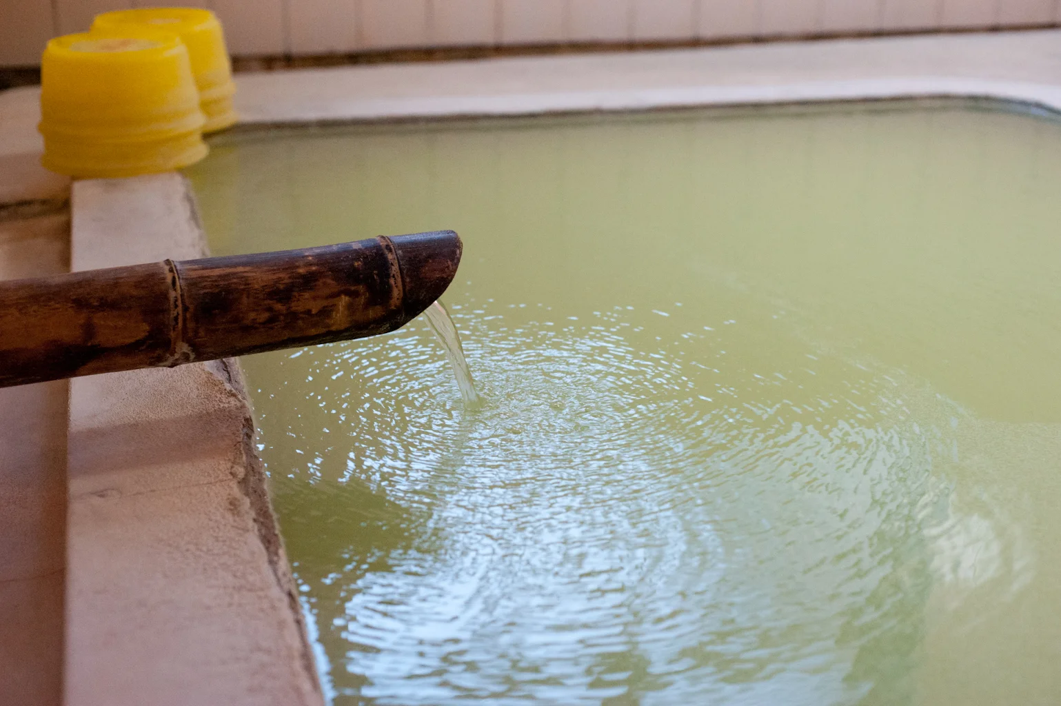 エリア内でも唯一の泉質だという翡翠色の湯