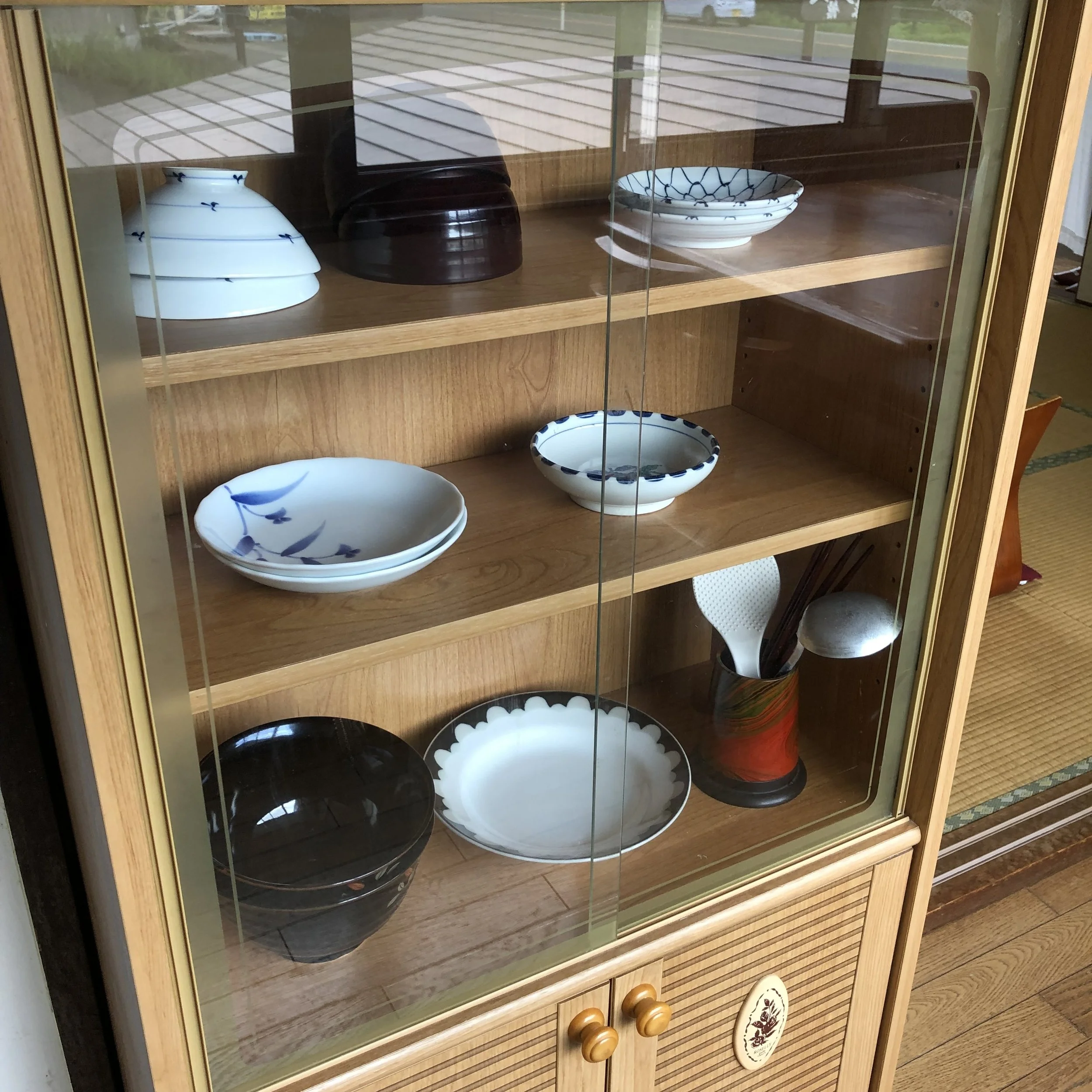 食器類も完備。足りないものあればお宿に相談ください。