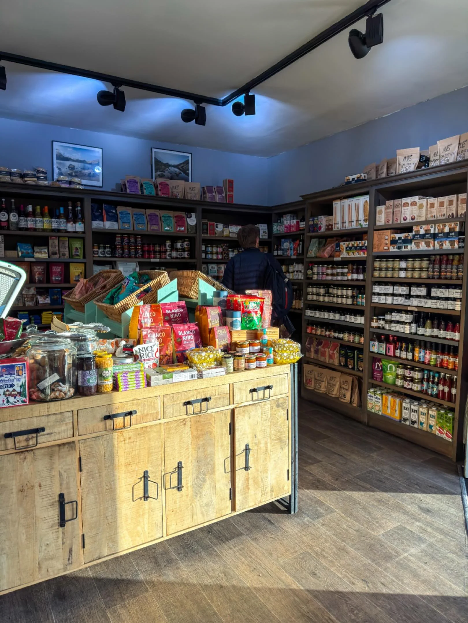 Gooood morning 🤩 

Happy weekend! We&rsquo;re loving the January winter sunshine shining through the shop ☀️ 

Have a fab day ✨
 
#ambleside#wintersun#delilife#lakedistrict