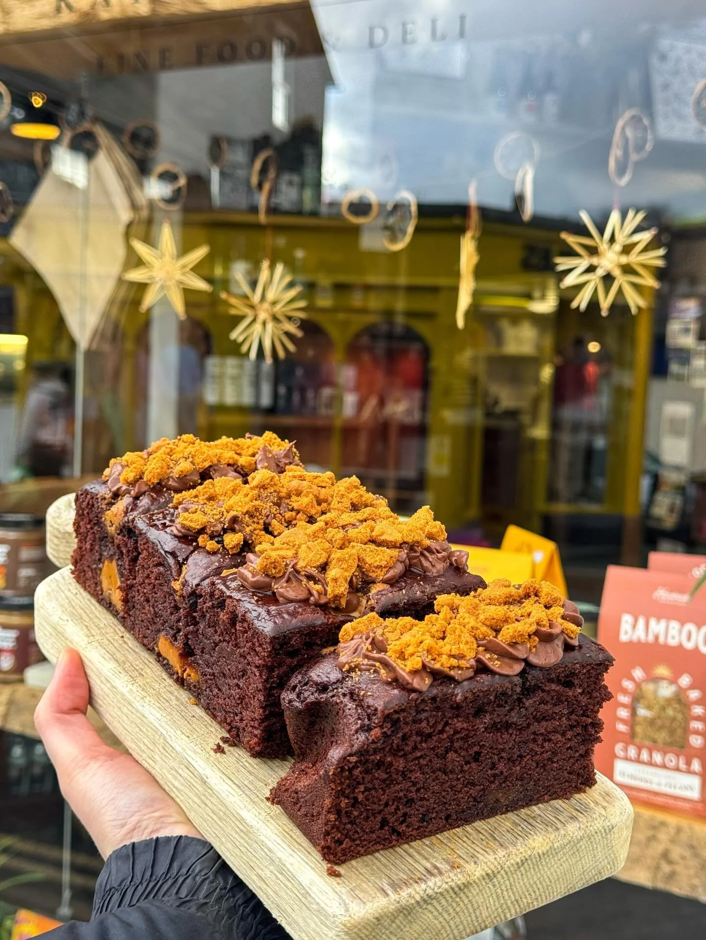 It&rsquo;s a Biscoff weekend here at RG 😋👌🏻 Biscoff choc fudge cake anyone?! Come and treat yaself 🤩✨🍫

#biscoff#lakedistrict#cumbria#deli#cake
