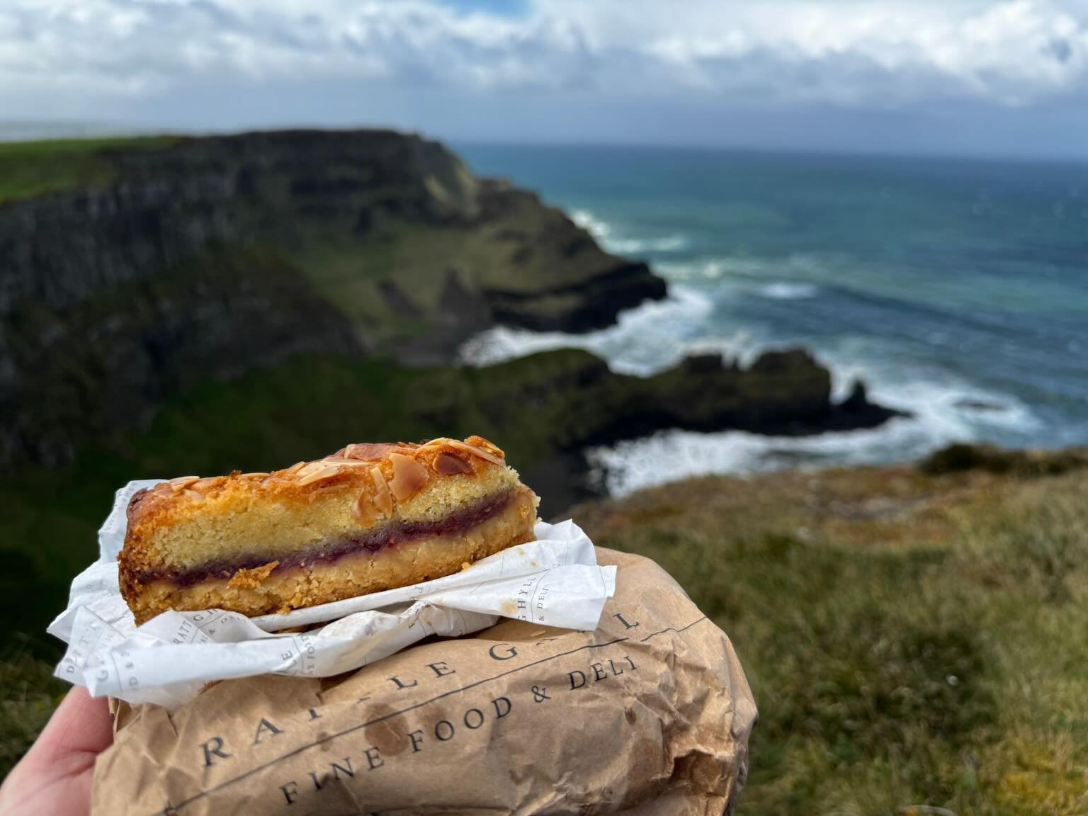 Bakewell Slice on tour 😋
Our Bakewell Slice has gone on holiday all the way across the waters to Giants Causeway 🍰🌊🌿

What a place to have some yummy cake 😍

#giantscauseway#nothernireland#lakedistrict#cakeontour#deli