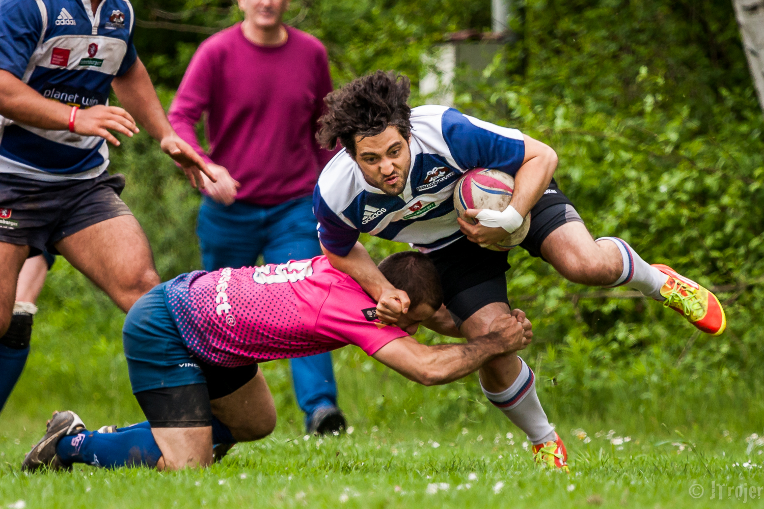 Mathias Märk trying to bust a tackle.