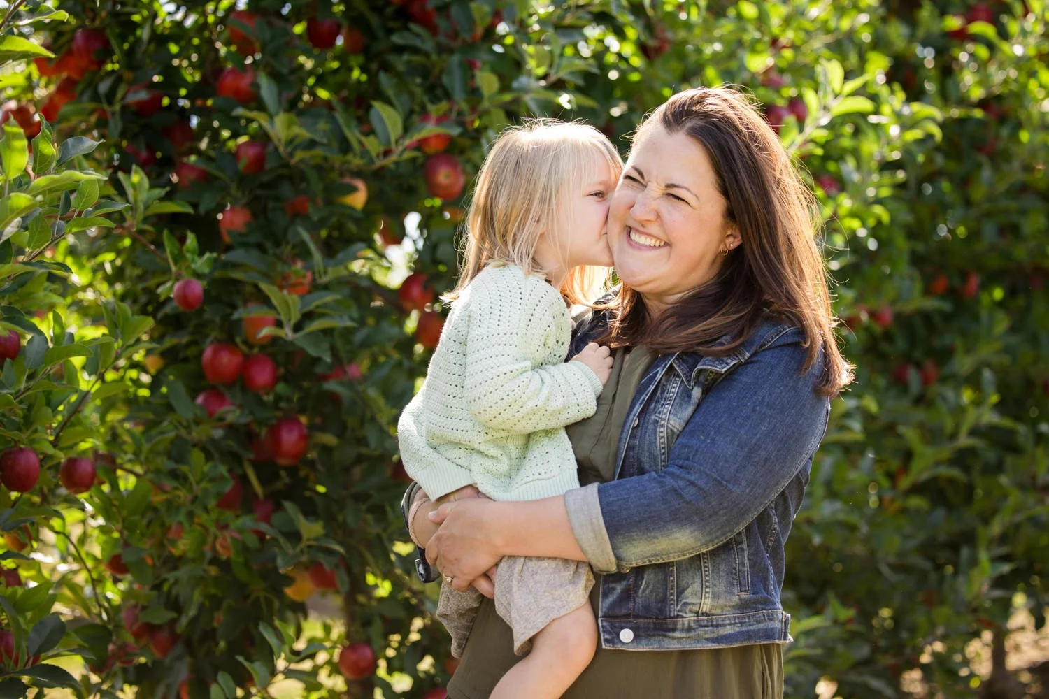 Family pictures at Wickham Farms in Rochester NY featuring mom and daughter in apple orchard