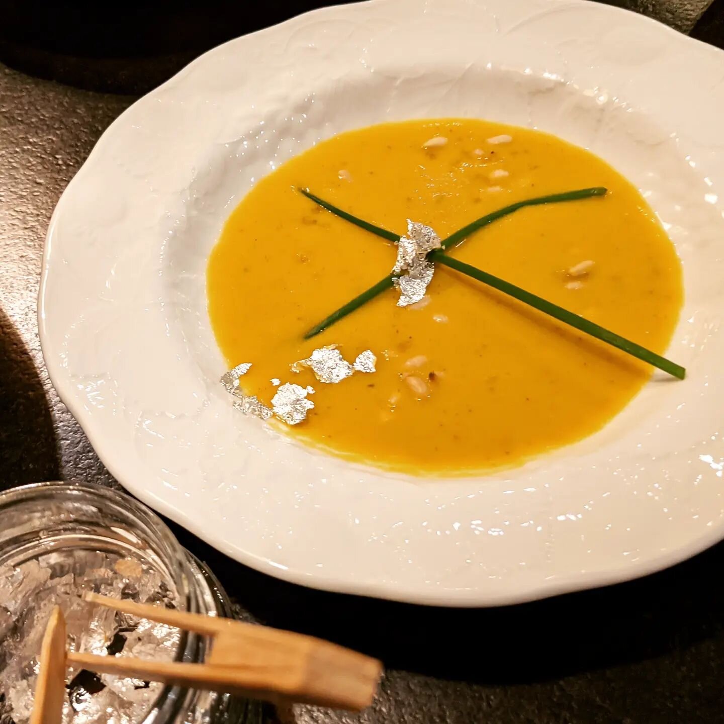 Happy Canadian Thanksgiving with pumpkin soup, gilded with silver
#cookingwithafrenchtwist 
#pumpkin velout&eacute;
#pne nuts
#pignons de pin
#petits round
#citrouille
@ediblegoldleaf 
#chives 
#silverleaf 
#ginger
#gingembre
#thanksgiving