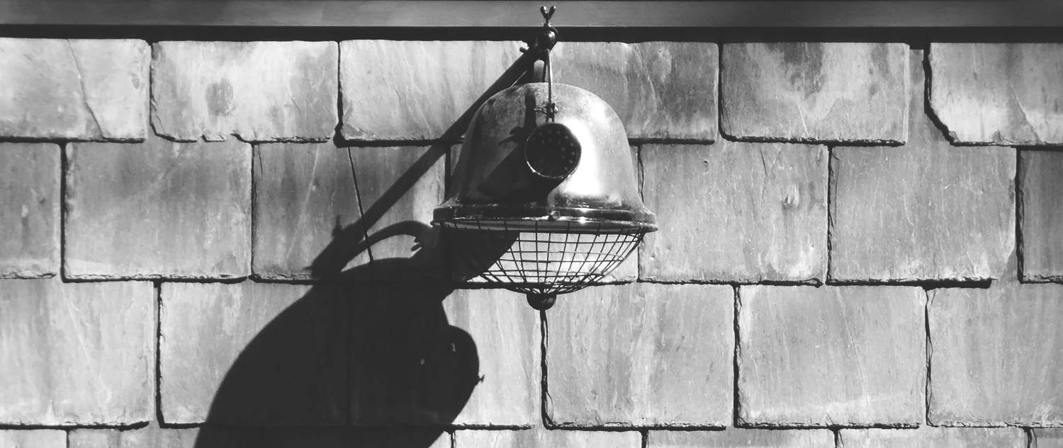 bardeaux-ardoise-et-lampe-acier-noir-.jpg