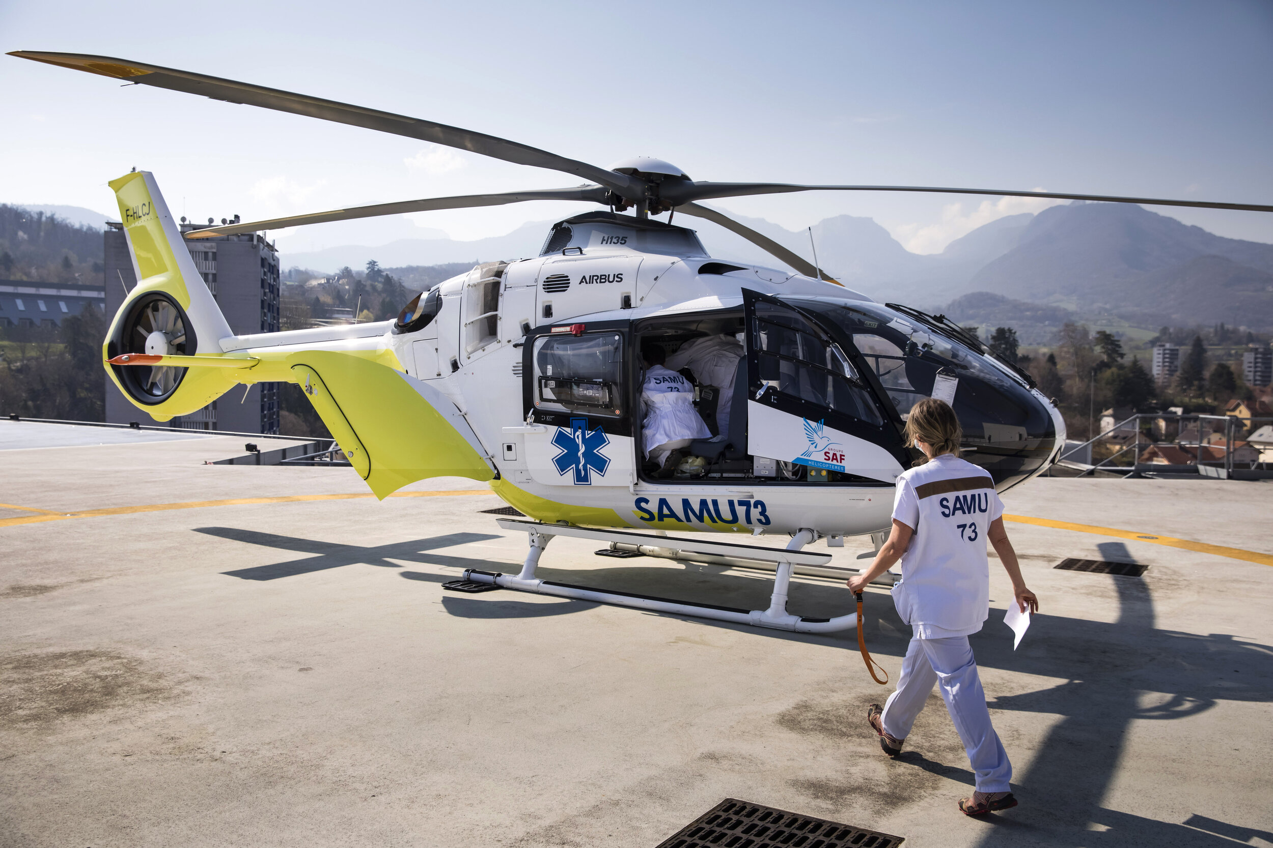   © Vincent Isore/IP3 ; Chambery, France March 26, 2020 - Report at the Metropole Savoie Hospital Center (Centre hospitalier Metropole Savoie) during the Coronavirus health crisis (COVID-19) - Emergency medical services (SAMU) staff member prepare th