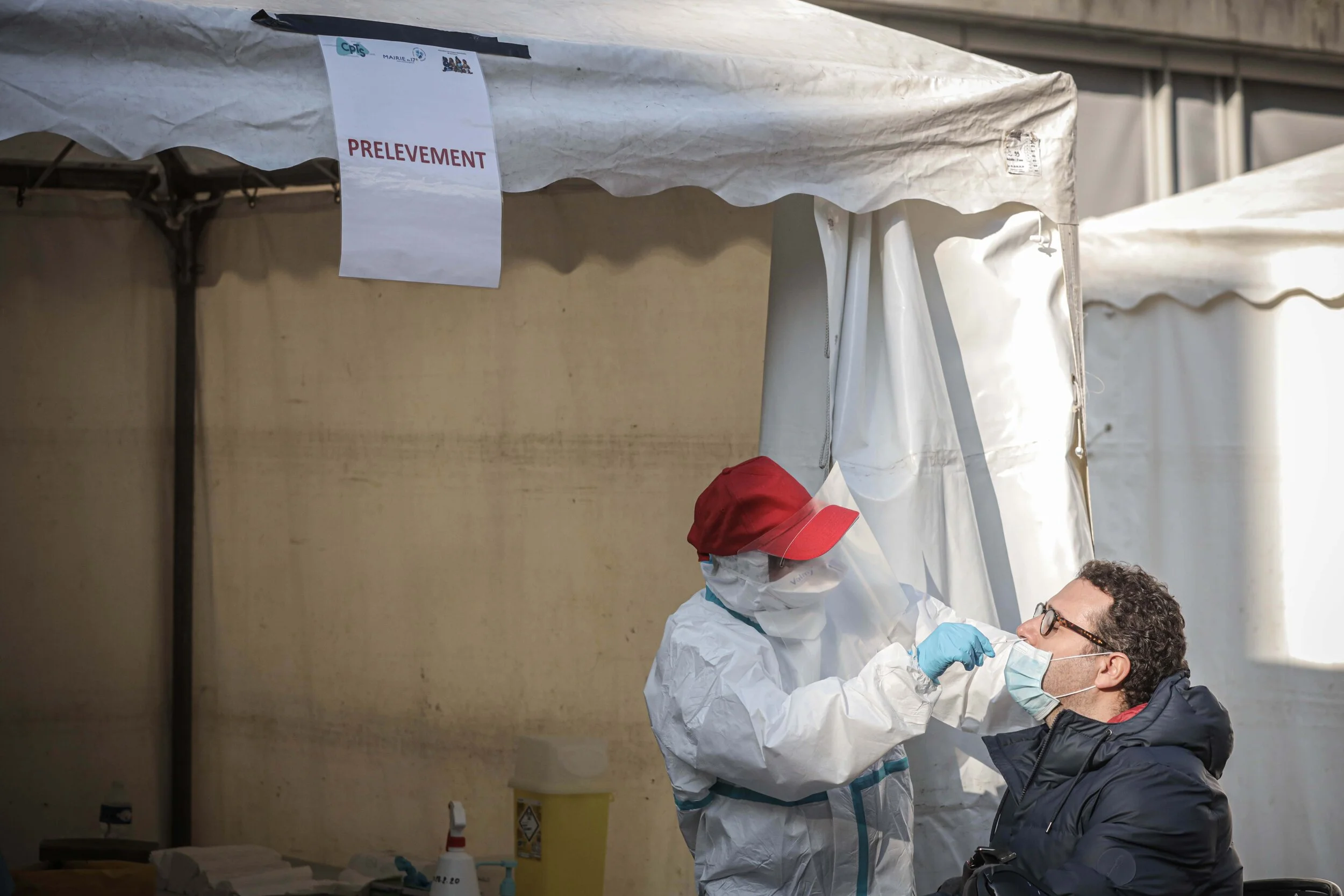   © Luc Nobout / IP3; Paris, France le 02 avril 2020 -  A drive corona screening center opened at the 17th century town hall, created in partnership with 3 laboratories and dedicated to health professionals with appointments via Doctolib.     