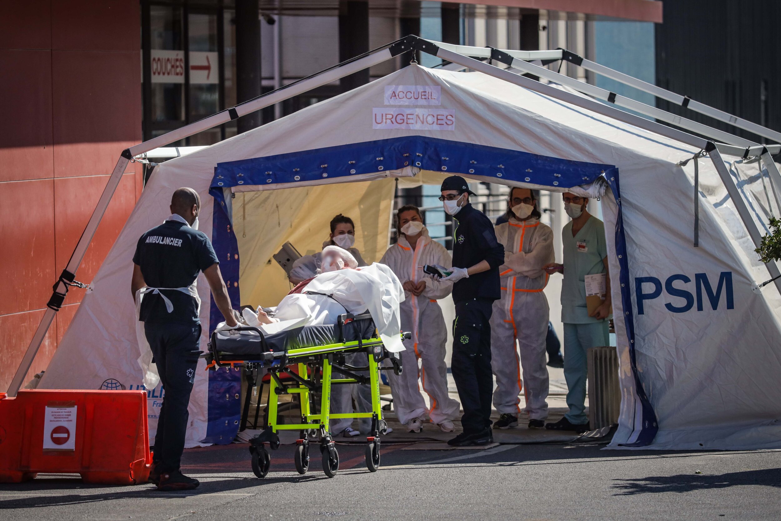   © Luc Nobout / IP3; Creteil, France, April 5, 2020 -  Arrival of Covid patients at the Covid Emergency Department of the Henri Mondor Hospital.  