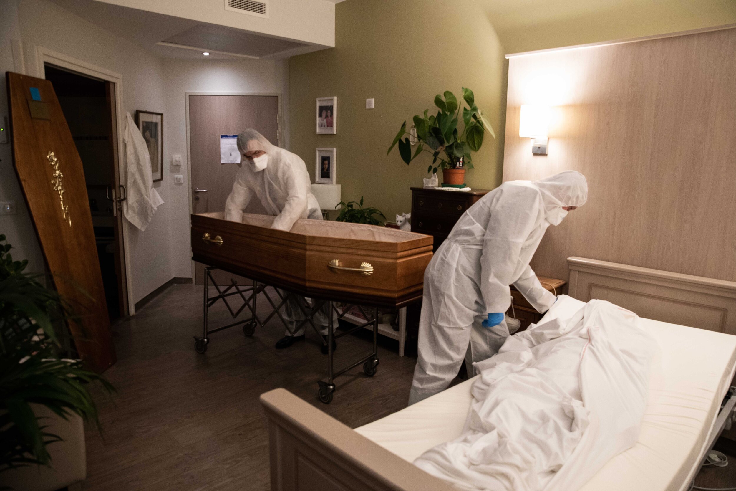   © Alexis Sciard / IP3; Paris, France, April 7, 2020  - Report inside the Santilly Funeral Home, which is currently facing the Coronavirus epidemic (Covid-19) - In the bedroom of a retirement home, two undertakers recover the body of a Coronavirus v