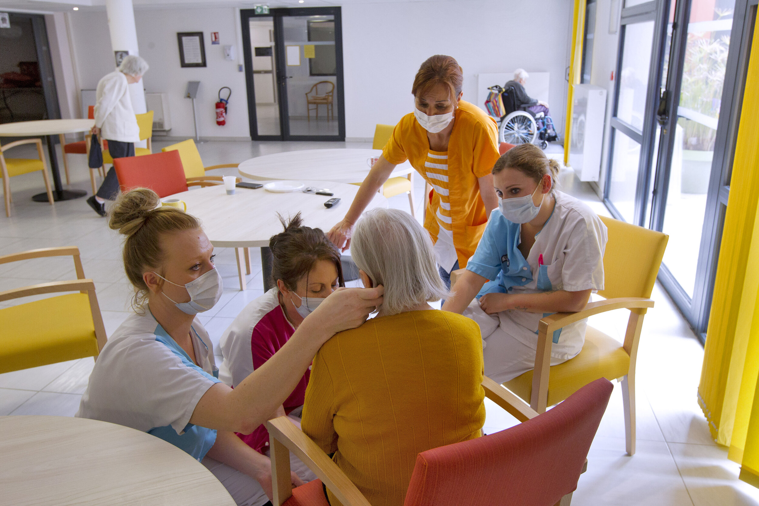  © Guillaume Bonnefont / IP3, Clapiers, France le 20 avril 2020 - Health care workers comfort a resident during the Covid 19 epidemic in a retirement home during the covid crisis 19. 