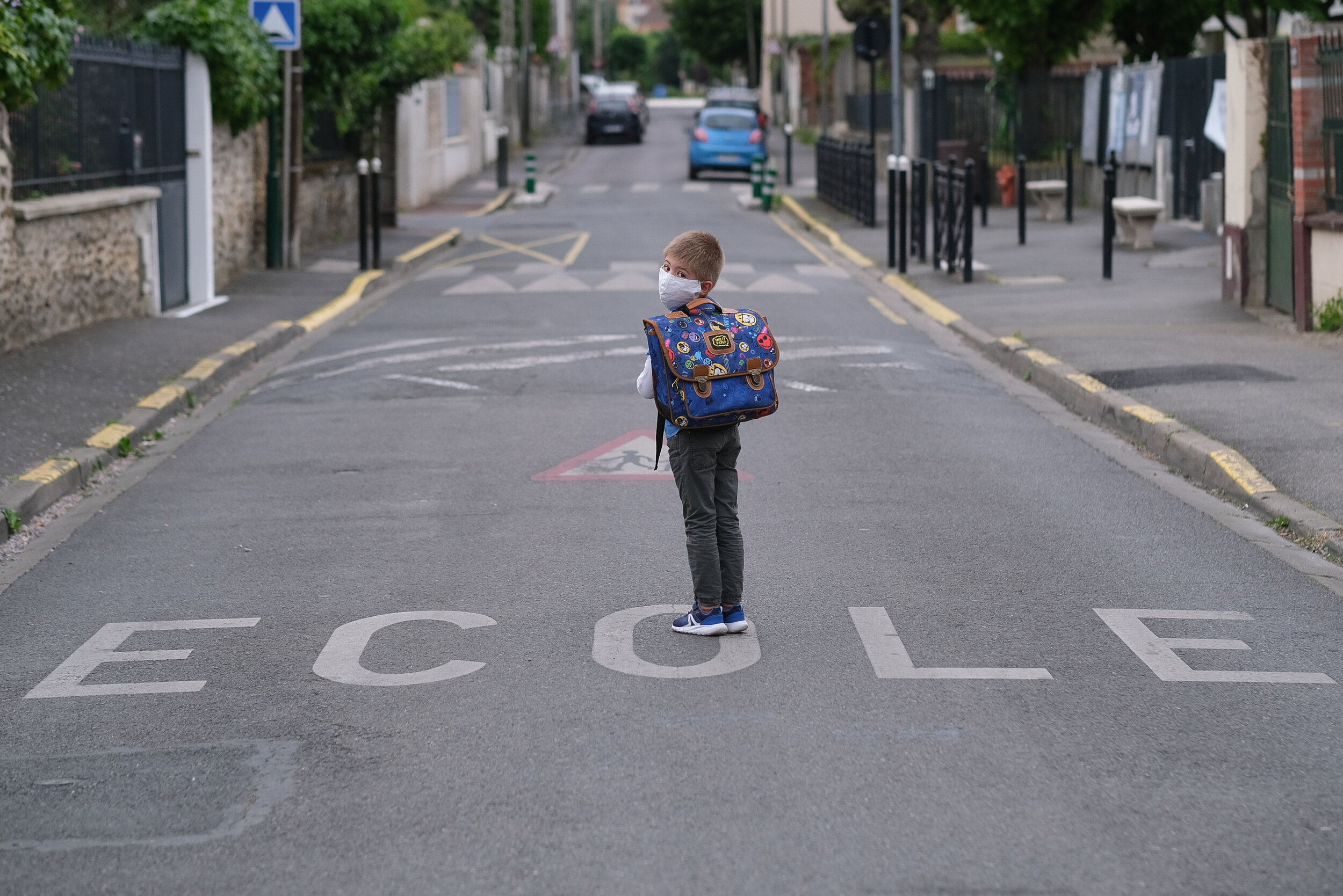  © Lionel Guericolas / IP3; Gagny, France le 26 Avril 2020 - A kid on his way to school.   