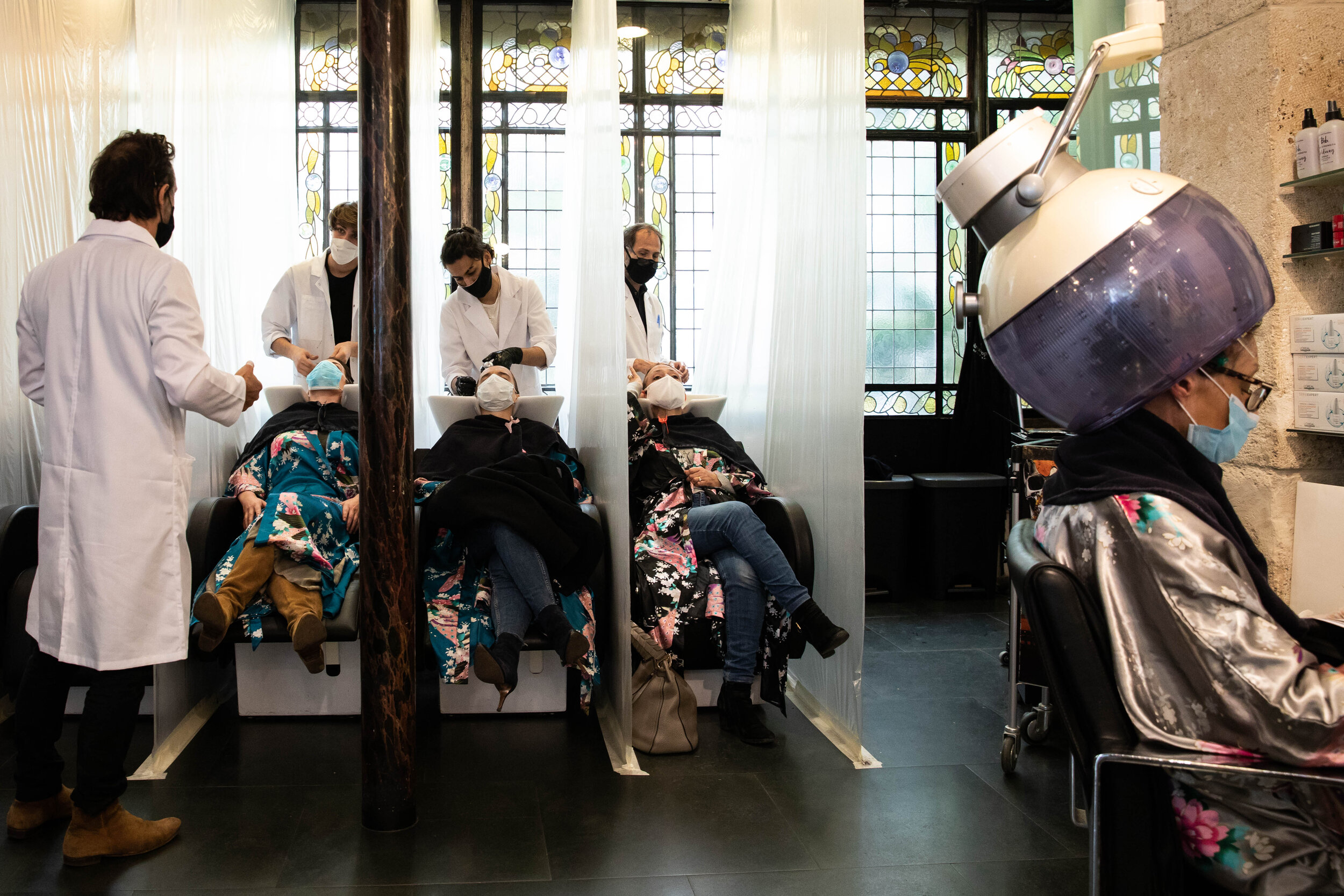   © Alexis Sciard / IP3; Paris, France, May 11, 2020  - A hair salon of the 17th arrondissement opens its doors again after the lockdown period and welcomes a large clientele. All hairdressers are now equipped with gowns and everyone must wear a mask