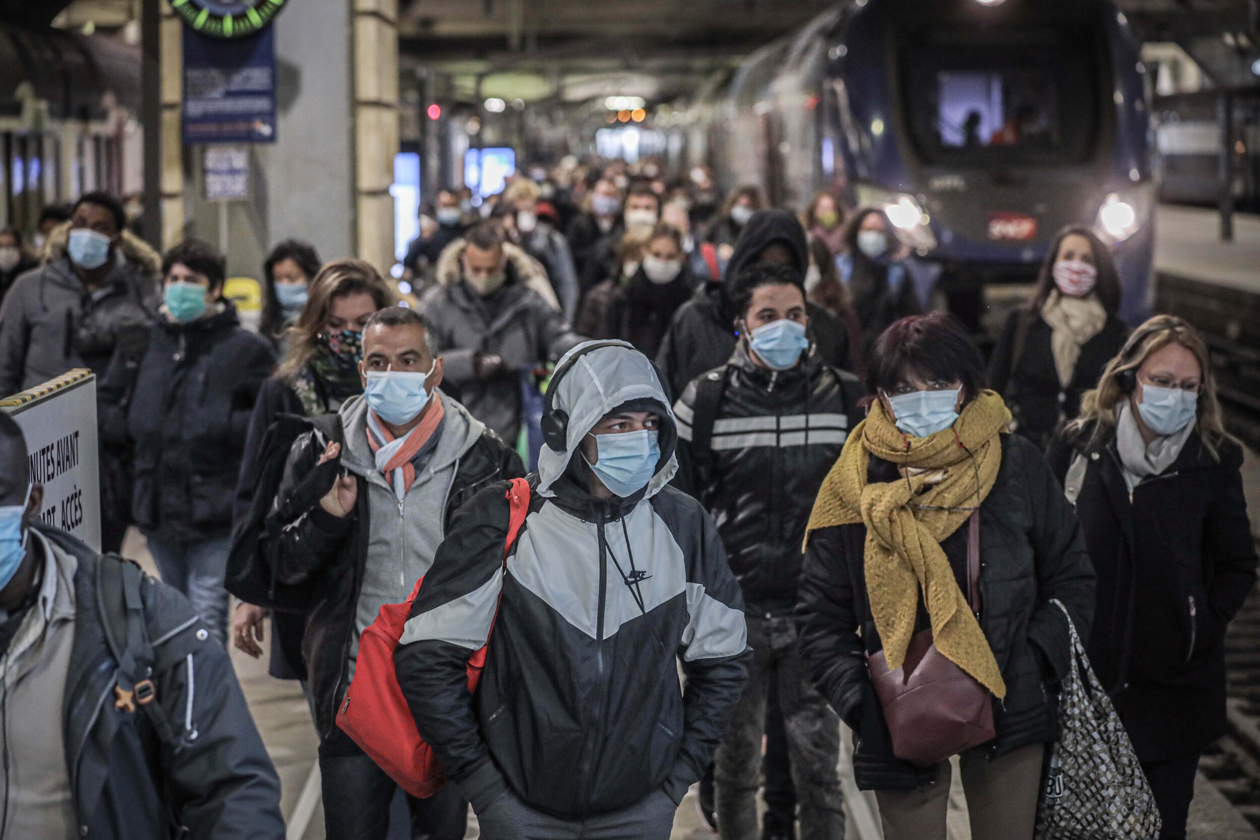   © Luc Nobout / IP3; Paris, France, le 12 mai 2020 - Arrivals at Montparnasse station of passengers wearing protective masks during deconfinement.  