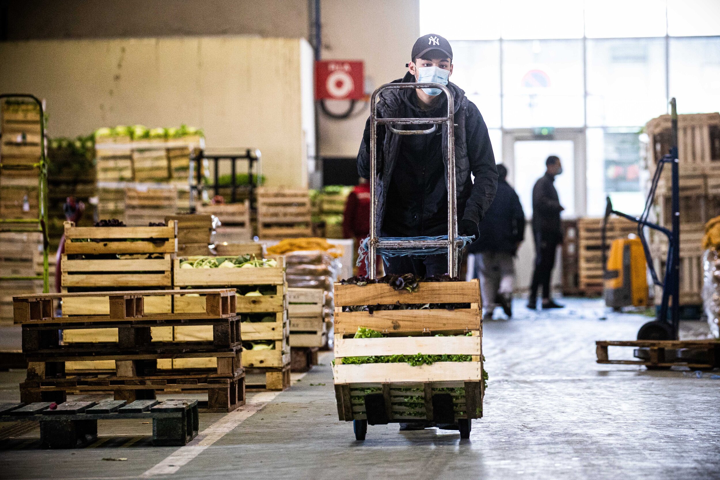   © Christophe Morin / IP3 - Employees wearing protective face masks at work at Rungis international wholesale market as France is slowly reopening after almost two months of strict lockdown throughout the country due to the epidemic of coronavirus (