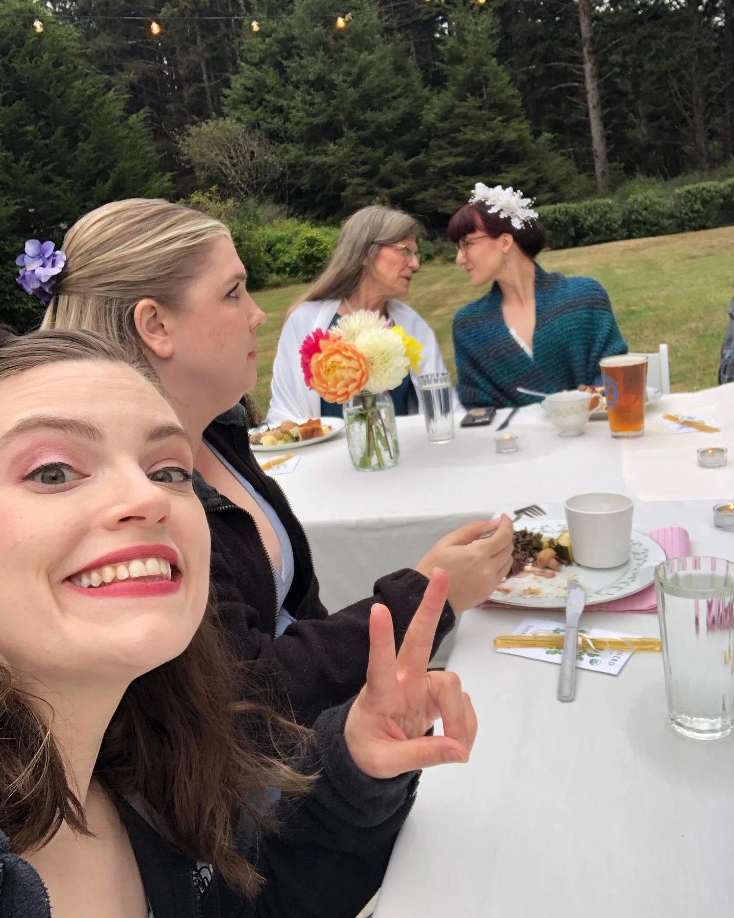 Back in the PNW just long enough to take a selfie series with my dearest @helenabee23 and my newest obsession @claireslee 💕🍓💐