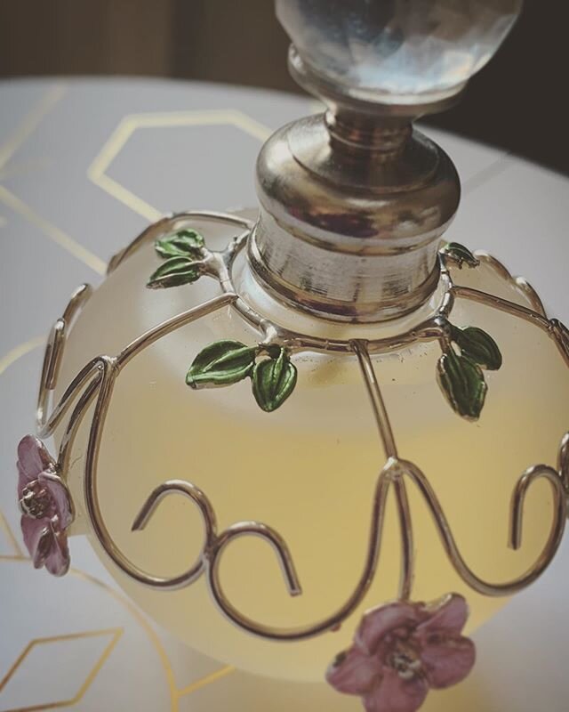 Today, I finally got around to putting my very own perfume, into its very own beautiful bottle...! 🙌🌸🧪💖 Bottle courtesy of @sue.amato and perfume making courtesy of my gorgeous @samtannermusic... Thank you both. 💕#myveryownperfume #vintageperfum