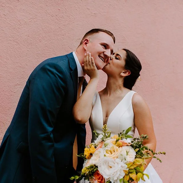 My fave pink wall downtown and these cuties for some mid week magic ✨
.
Had so much fun second shooting their day for @klaynekiers 💕