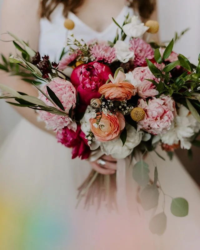 Just in case you need it today, here’s some permission to just do you on your wedding day. I handled a lot of the details for my wedding myself, and I remember the stress, so I get it! I hear so many people say they were worried about the colors coming together or that something would end up weird or out of place. If you’re not sure which direction to lean or need a little inspiration, I always look at my saved photos here on Instagram. You know, the ones with the little flag you can use to book mark? It’s amazing to me how much my brain is drawn to certain color palettes and I can see them pretty clearly there. I sat with a friend recently and we looked through ours and they were SO different, but very telling! Abby’s personal style was such a huge element on her day, and I loved it so much. 💖✨