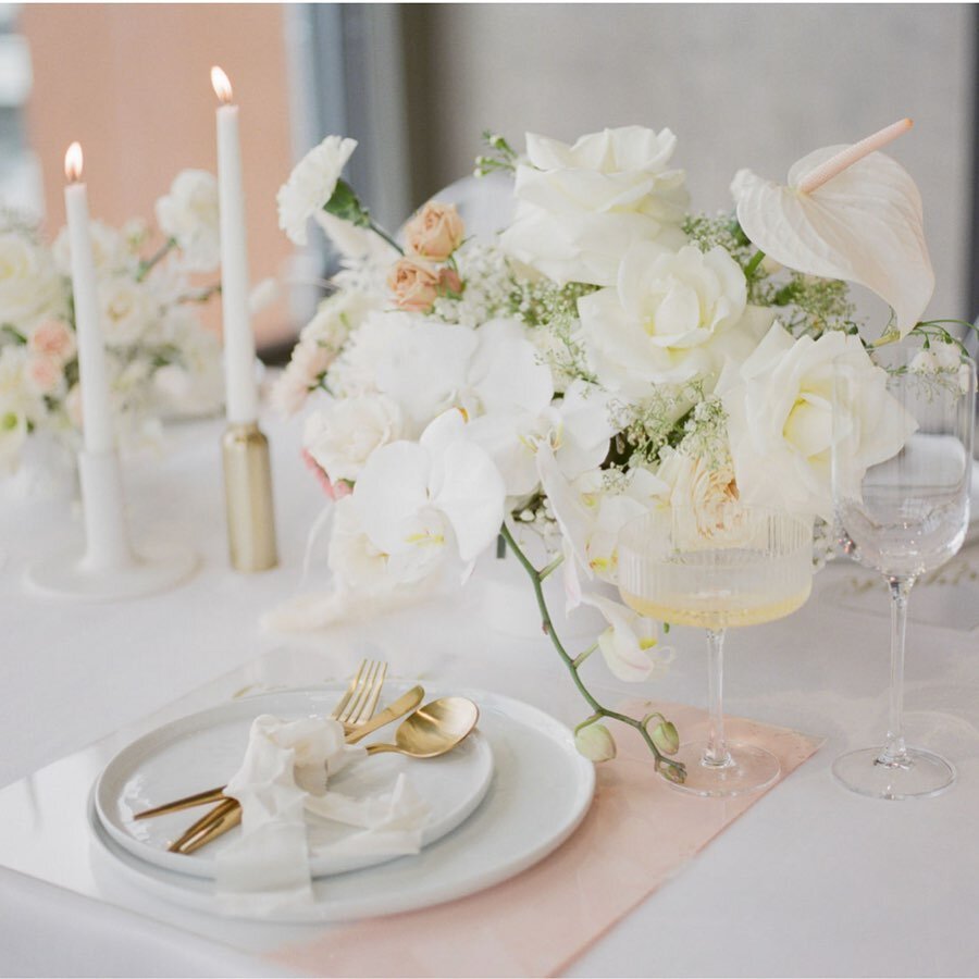 Is Monday brunch a thing? After our busy weekend we sure hope so! 🥂 photo: @janeandco.photography Florals: @blacksweetraspberry Rentals: @greatjonesnw Silk Ribbon: @silkandwillow #mondaybrunch #weddingbrunch #tabletop #styling #weddingflowers #weddi