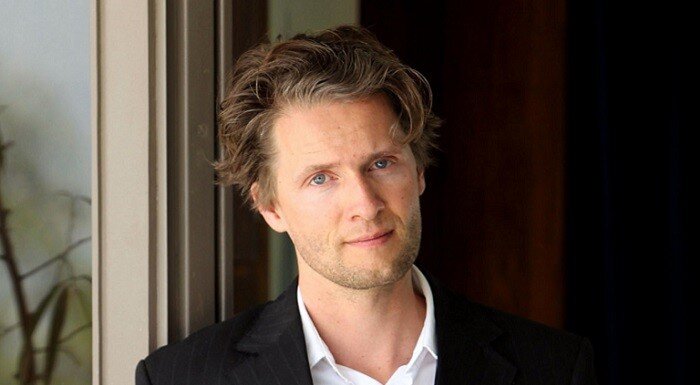 Headshot b176121e6f-headshot.jpg