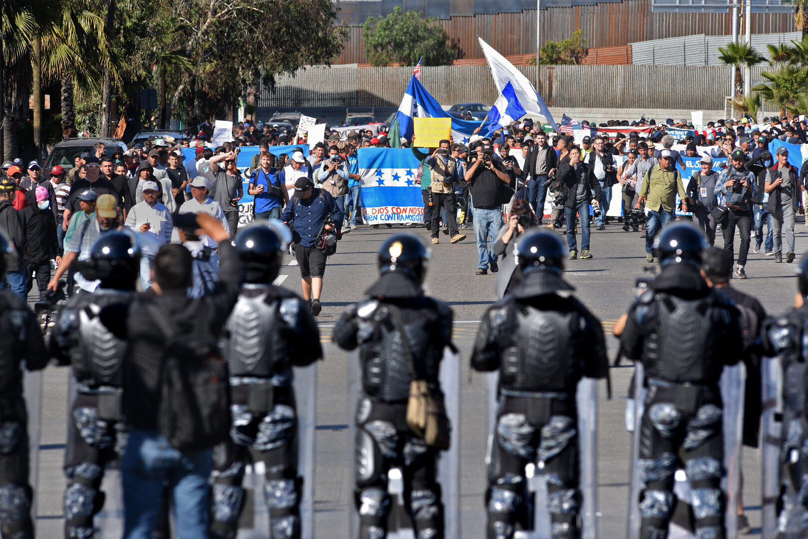 Photo 5 Border_Migrant_Protest_Police_Line_2018.jpg