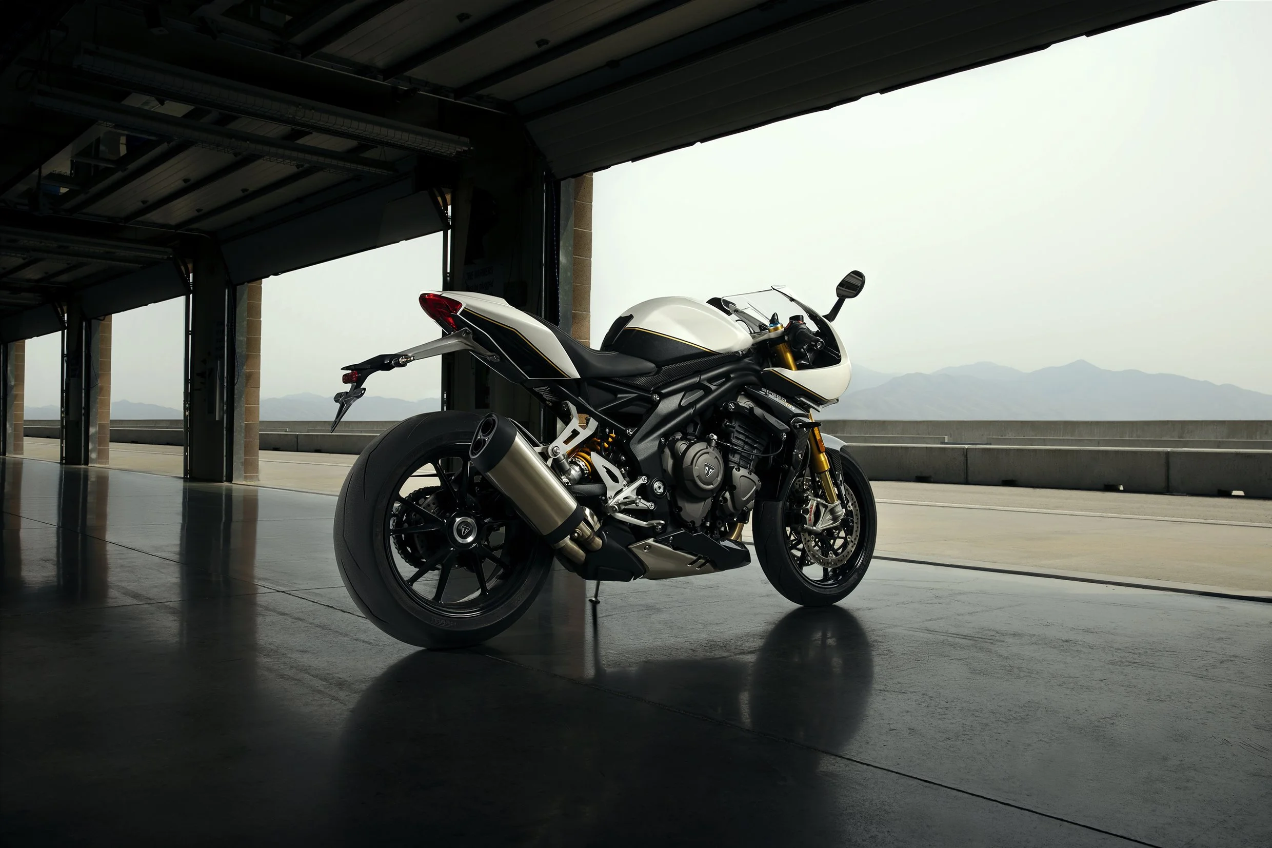 Speed Triple 1200 RR_MY22_N4I2445_ML.jpg