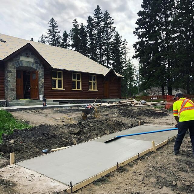 Out in RMNP finishing up some landscape construction after winter cut us off last year. Concrete, asphalt, hardscapes and softscapes!
#JRossConstruction