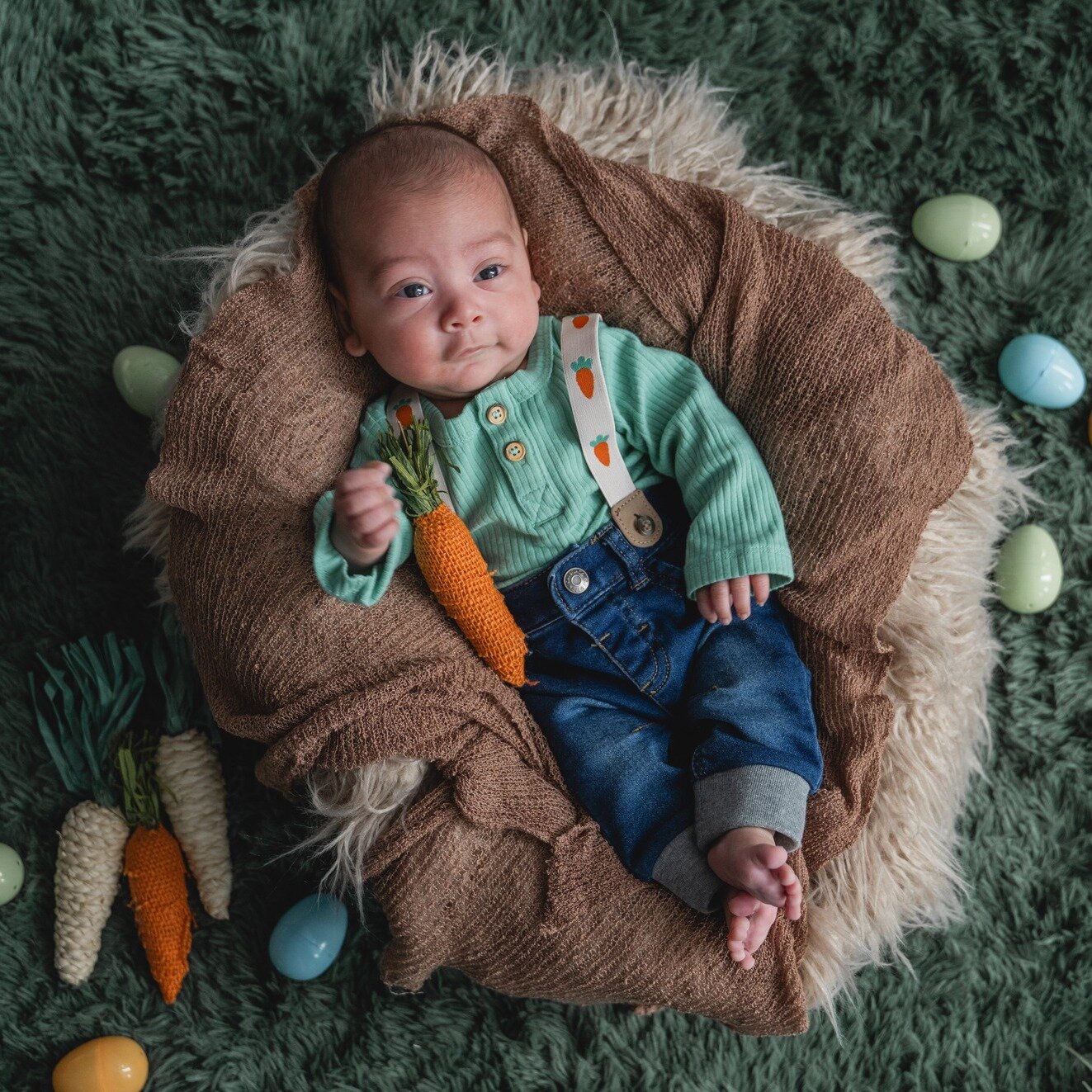 Still over here swooning over this little bunny's newborn Easter shoot 😍