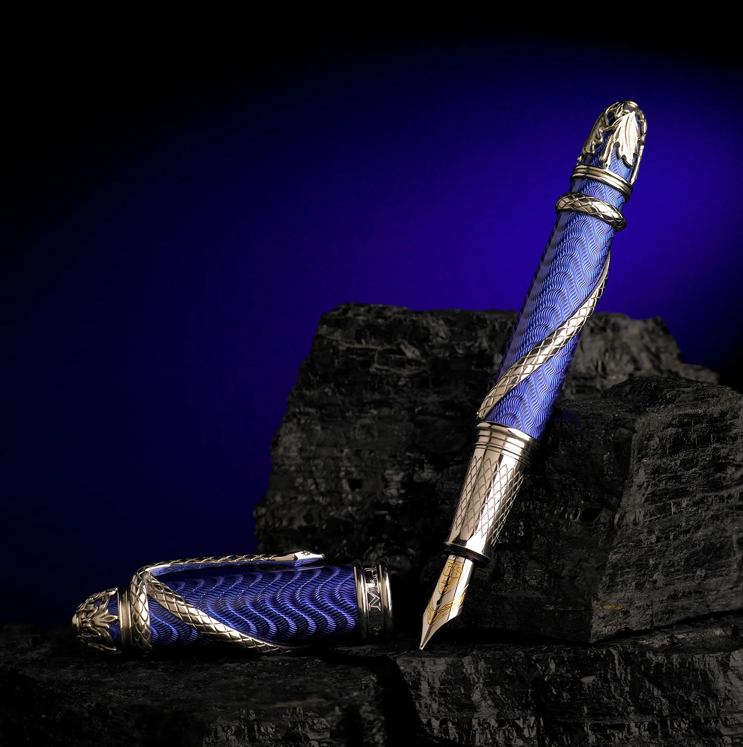 Serpent_blue bkg.-013889_1500.jpg
