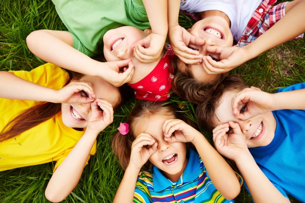children-playing-on-grass_1098-504.jpeg