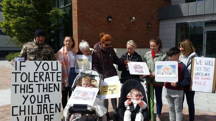 Buncrana residents protest against Garda mast plan for 3G &amp; 4G antennas