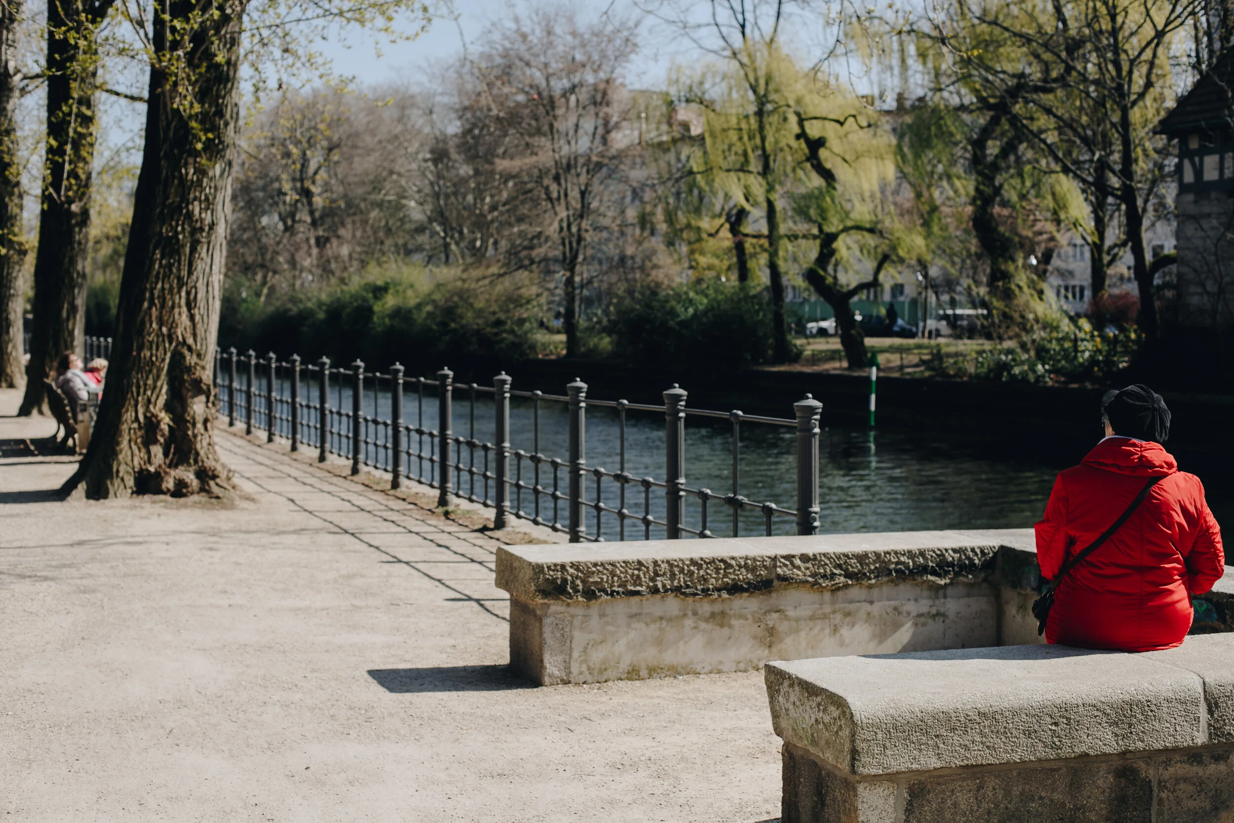 This photo was taken on the Kreuzberg canal in mid-April, before the quarantine got more flexible. It was allowed to leave, but without meeting people from other households. There were fewer people on the streets than today.