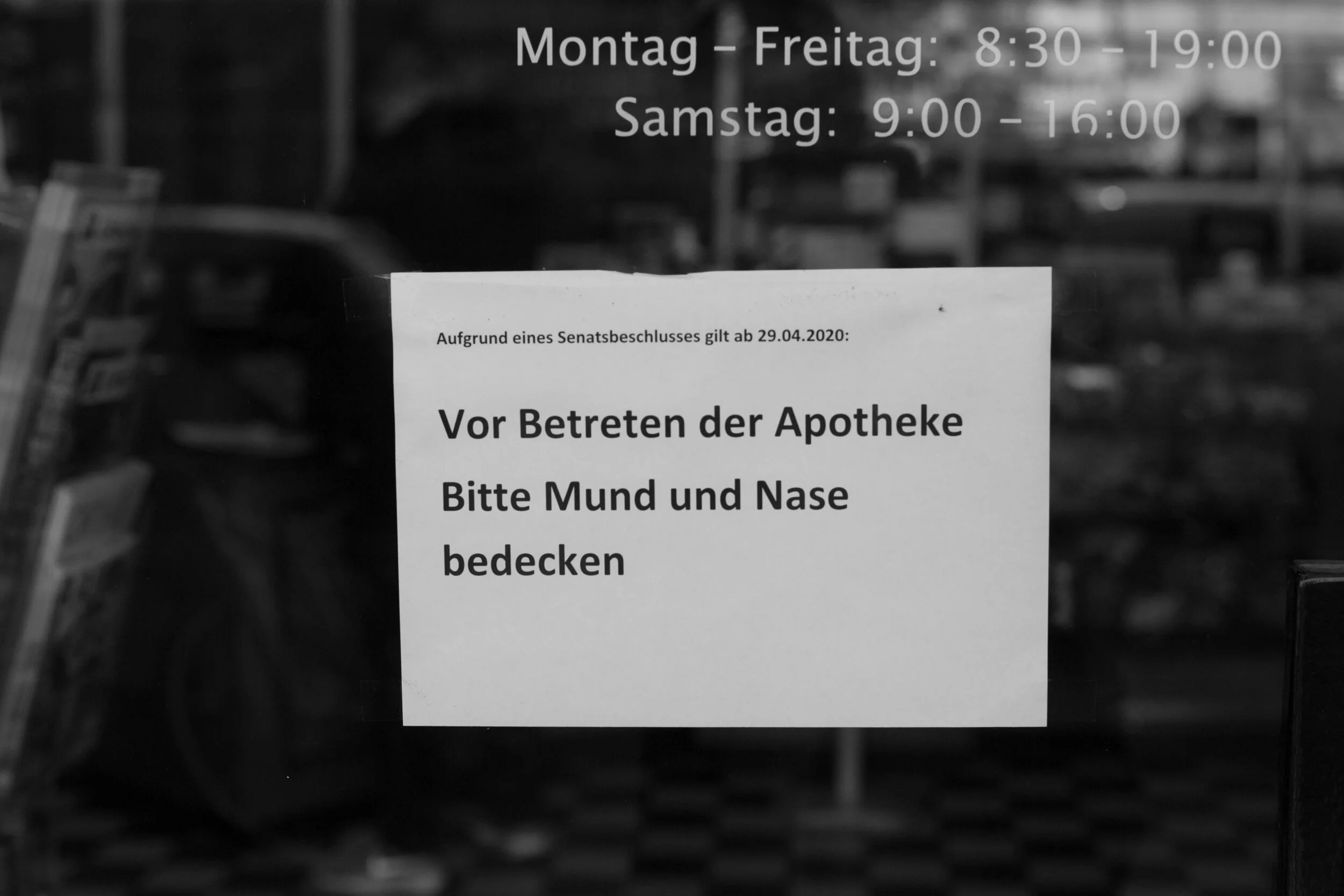 "Before entering the pharmacy, please cover your mouth and nose”