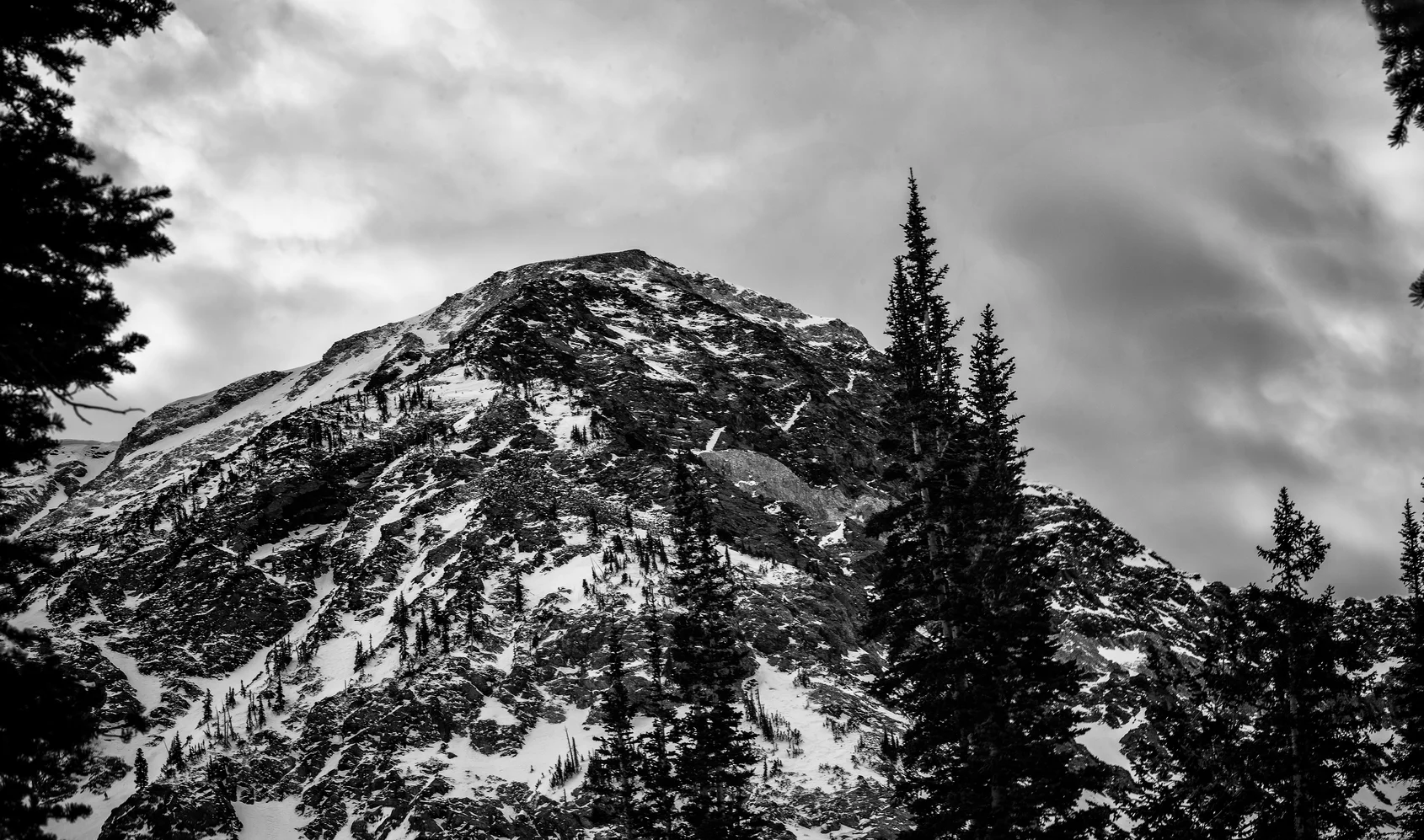 PEAK_Panorama1_B&Wmilesminno.jpg