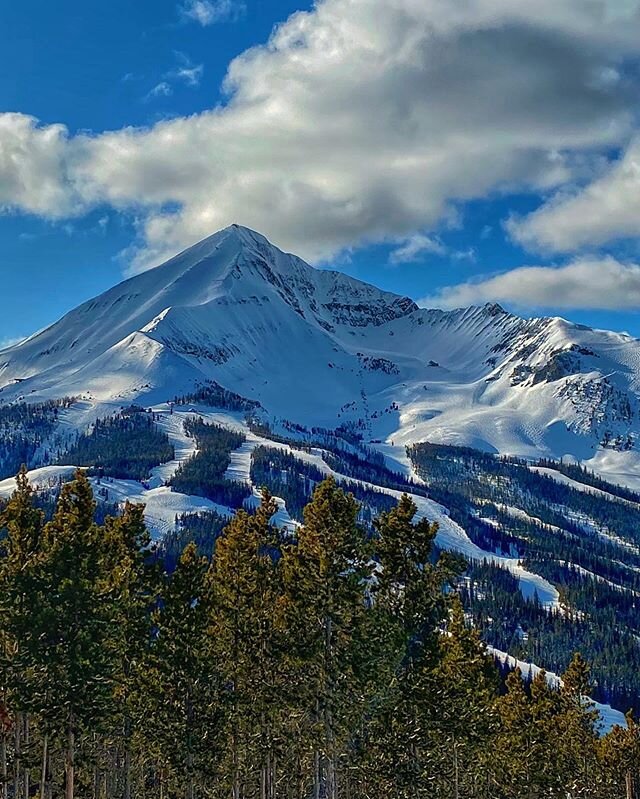 Loving this beautiful peak on the world! Just stunningly gorgeous Mother Nature 🌬 
#mothernature #nature #naturephotography #naturelovers #photography #beautiful #bigskyresort #love #landscape #sunset #travel #ig #naturelover #sky #clouds #beauty #b