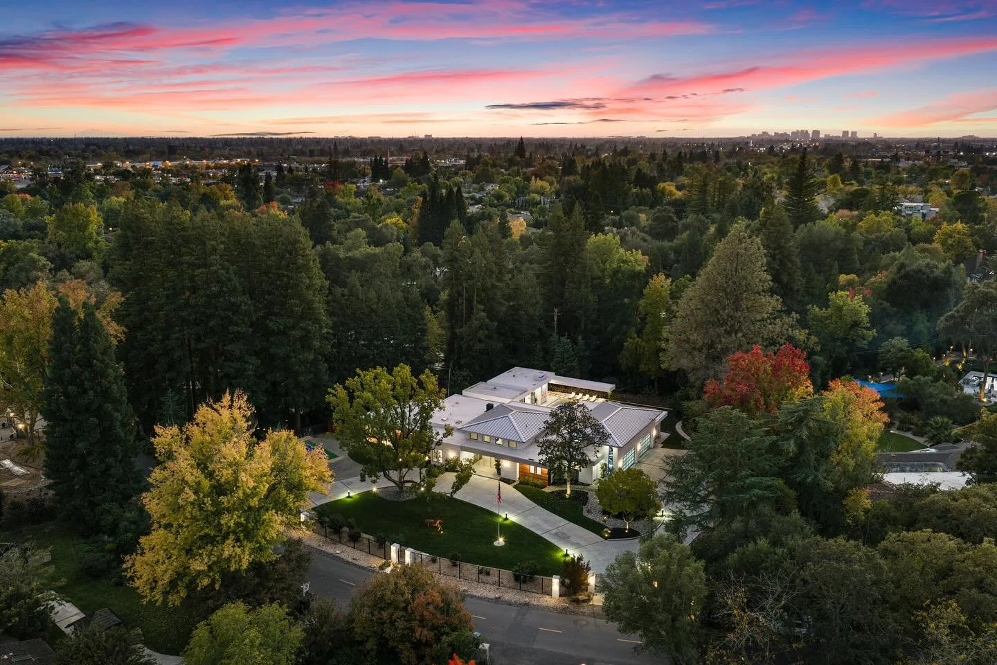 Well this property says a lot! I&rsquo;m going to just let the images do the talking&hellip; 

#sacramentorealestate #sacramentorealtor #sacramentohomes #pool #poolhouse #adu #backyard #dronephotography #sunset #sunsetvibes #luxurylifestyle #luxuryli