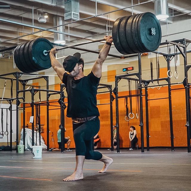 There are many benefits to training barefoot from including: strengthening the foot and ankle, balance and increased coordination.
.
.
I am still searching for the benefits from having your hat fall on your face mid lift. If you know of any, please let me know 🤘🏽
.
.
.
.
📸 @fitfatandallthat .
.
#385 #jerk #olympicweightlifting #liftingfail #barefoottraining #trainbarefoot #betterthanyesterday #crossfitfail #crossfit #barefootstrength