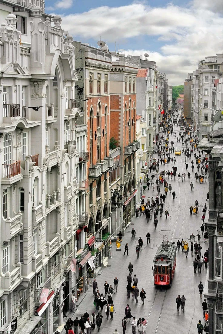 Istiklal Street by day. (Image via Istanbul.com)