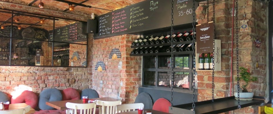 The main room at Que Tal