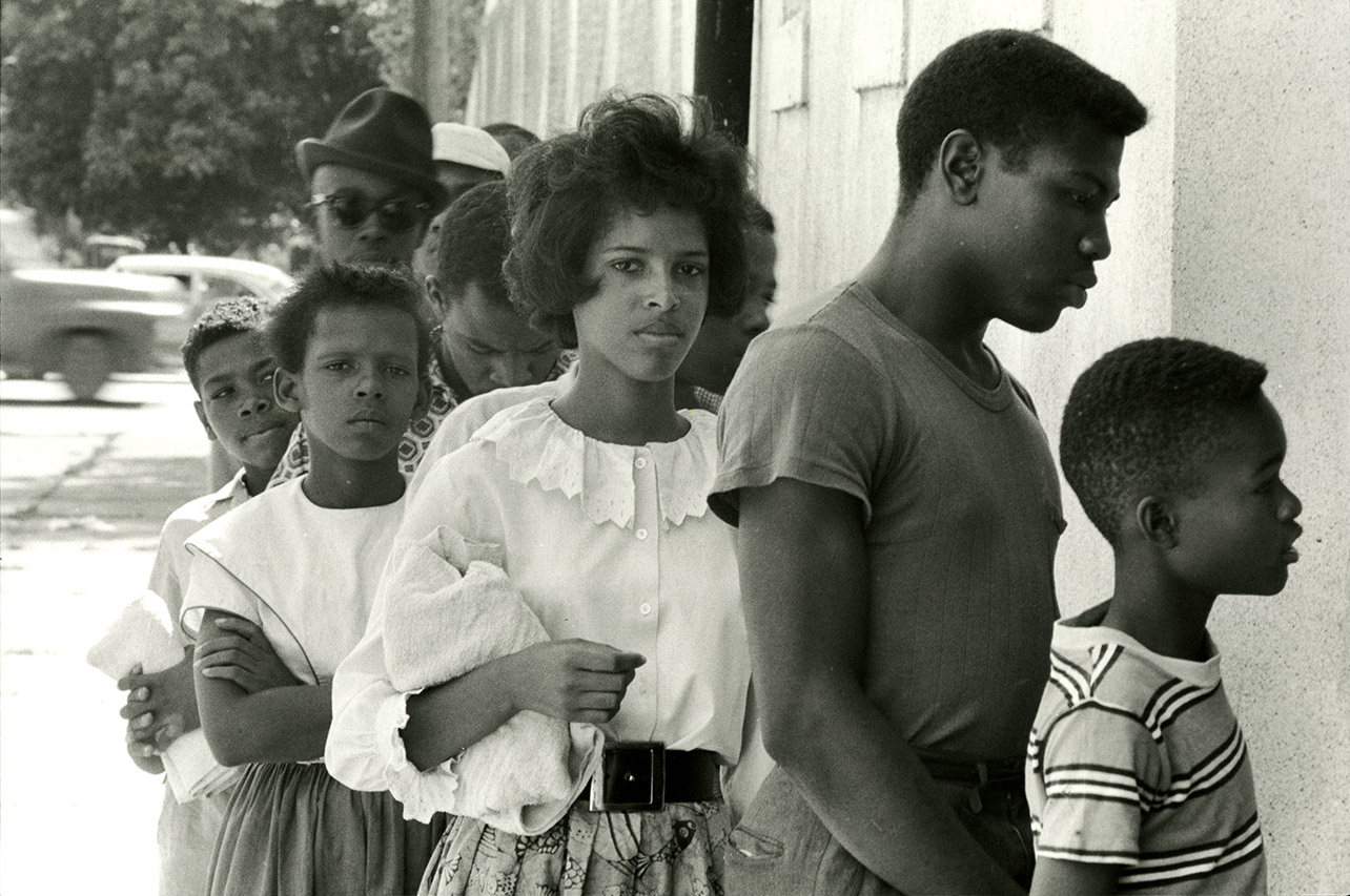 Protesters line up at an “all-white” swimming pool in Cairo, IL, 1962
